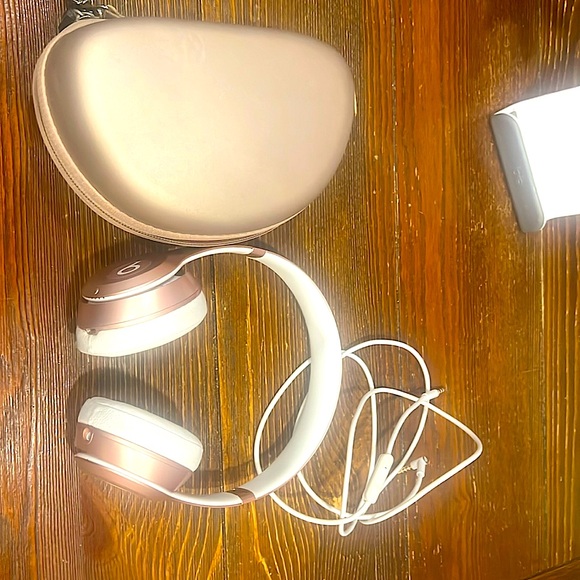 I’m selling Bose headphones - Picture 1 of 1